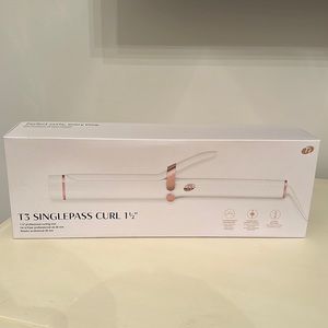 Brand new, never used T3 Singlepass Curl 1.5” curling iron